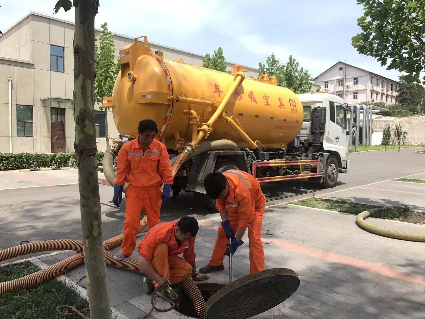 兴山管道疏通车停在窨井附近