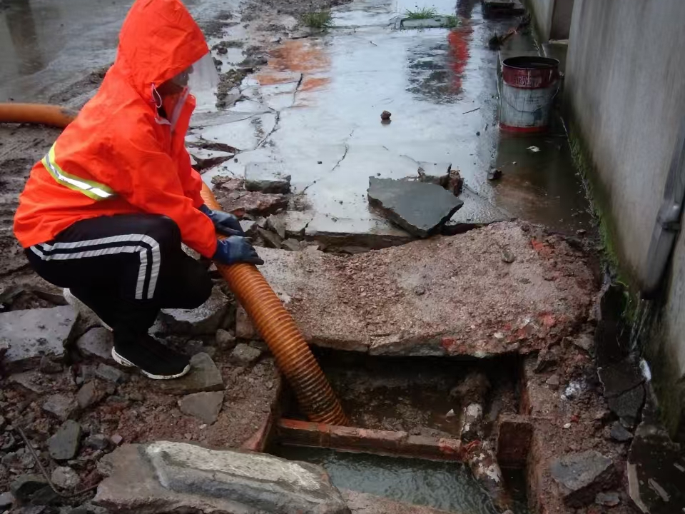 兴山专业清理污水池 炜誉市政以规范流程守护城市 “肠道”