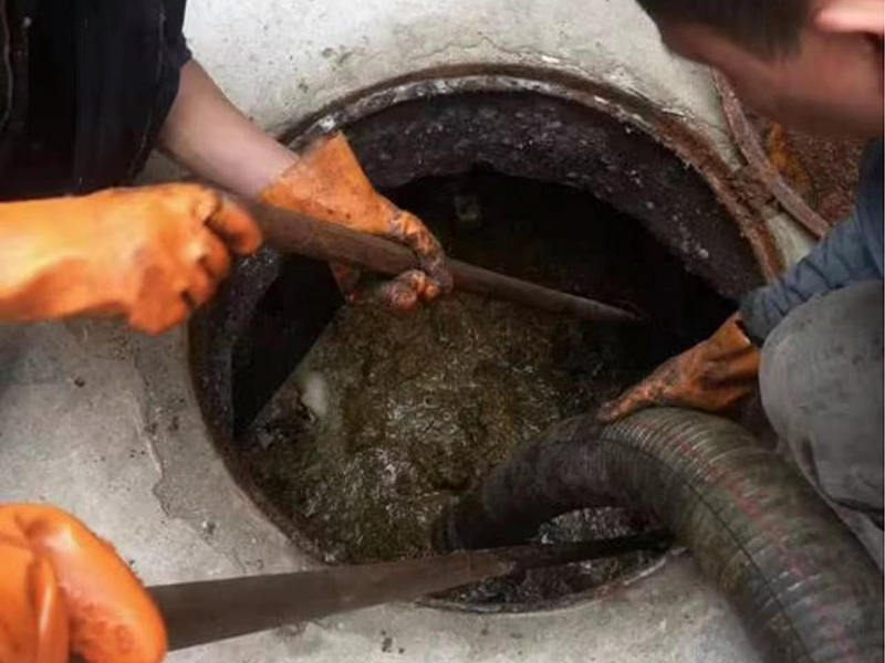 兴山清理化粪池时如何避免沼气的危害？